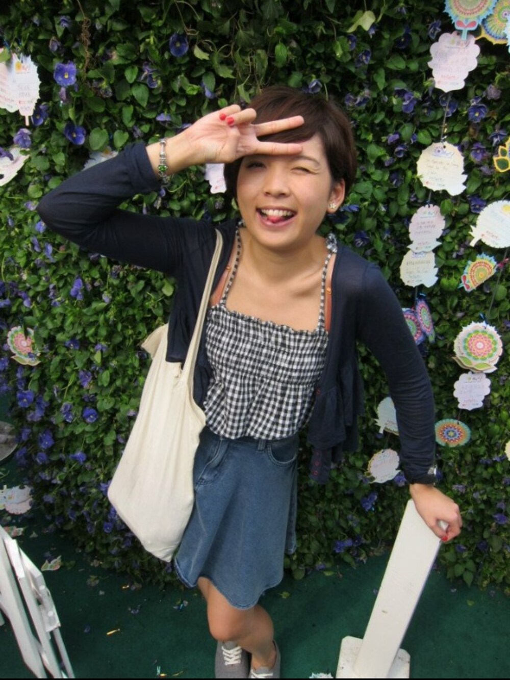 「nail 、checked、skirt、flowershow」｜「mujiのアイテム（トートバッグ、イエロー系）」を使った、LaiChrissさん（メンズ・160cm）の夏コーディネートの1枚目の写真