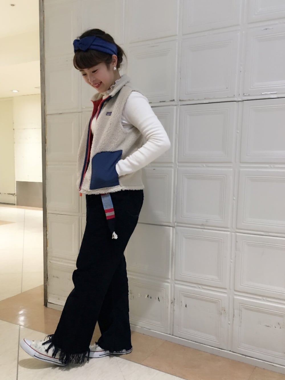 ホワイト系のニット/セーター、ベージュ系のベスト、その他のその他パンツを着用したレディースの冬コーディネートの1枚目の写真