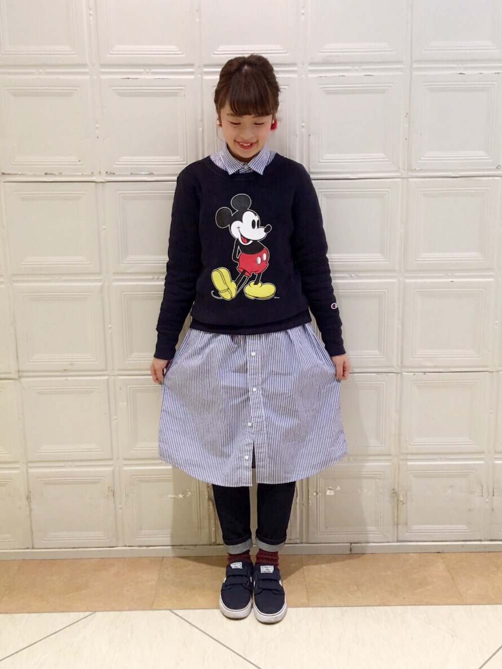 ブルー系のスウェット、ブルー系のスニーカー、レッド系のピアス（両耳用）を着用したレディースの冬コーディネートの1枚目の写真