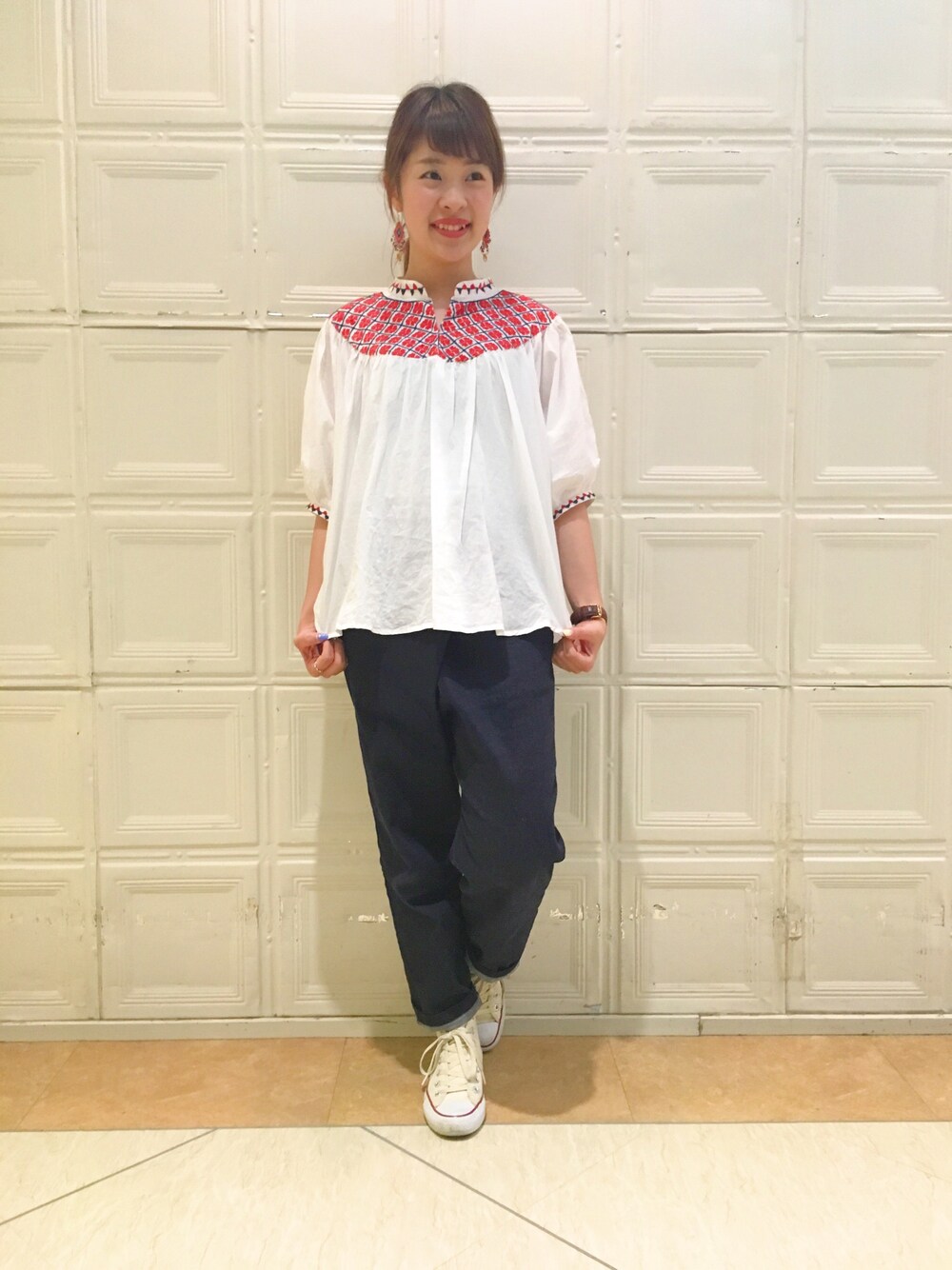 ホワイト系のシャツ/ブラウス、ブルー系のその他パンツ、ホワイト系のスニーカーを着用したレディースの春コーディネートの1枚目の写真