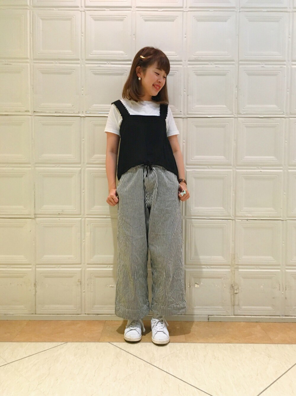 ホワイト系のTシャツ/カットソー、ブラック系のキャミソール、その他のその他パンツを着用したレディースの春コーディネートの1枚目の写真