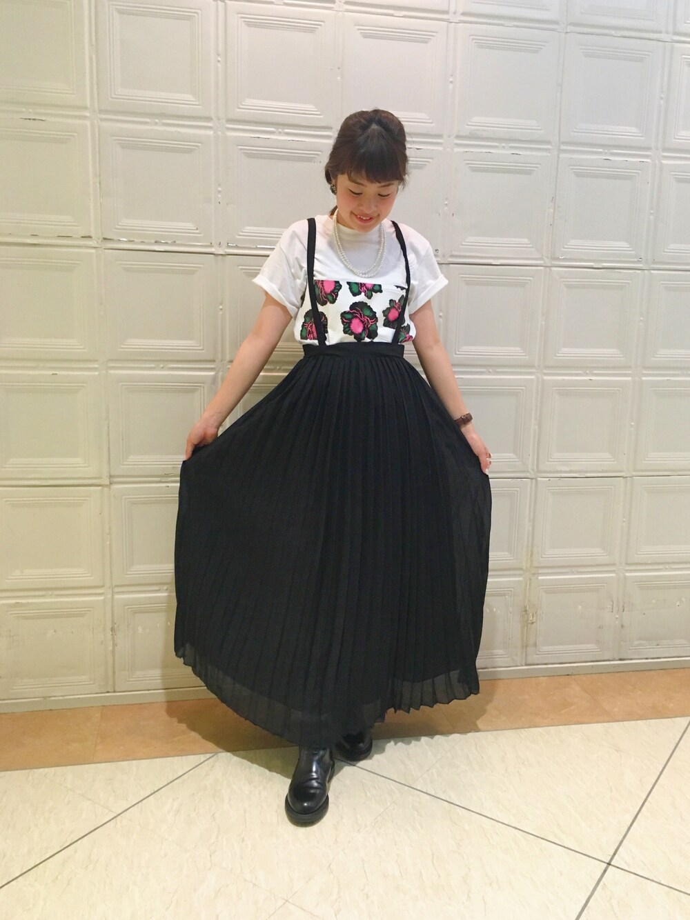 「Ray BEAMS、BEAMS BOY、BEAMS、TOGA PULLA、Dr.Martens、Tシャツ、プリーツスカート、モノトーン、カジュアル、シンプルコーデ」｜「TOGA PULLAの●TOGA PULLA×Ray BEAMS / 別注 プリント Tシャツ（Tシャツ/カットソー、ホワイト系）」を使った、takita mikiさん（レディース・154cm）の夏コーディネートの1枚目の写真