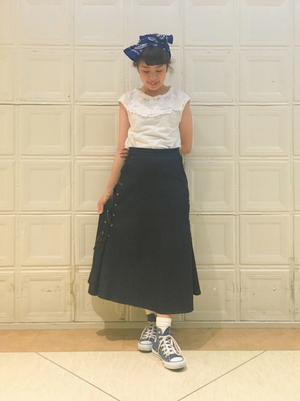 「Ray BEAMS、BEAMS BOY、BEAMS、TORI-TO.、converse、ノースリーブ、バンダナ、summer、シンプルコーデ、カジュアルコーデ」｜「BEAMS BOYのBEAMS BOY / コットンサテン 3連バンダナ（バンダナ/スカーフ、ブルー系）」を使った、takita mikiさん（レディース・154cm）の夏コーディネートの1枚目の写真