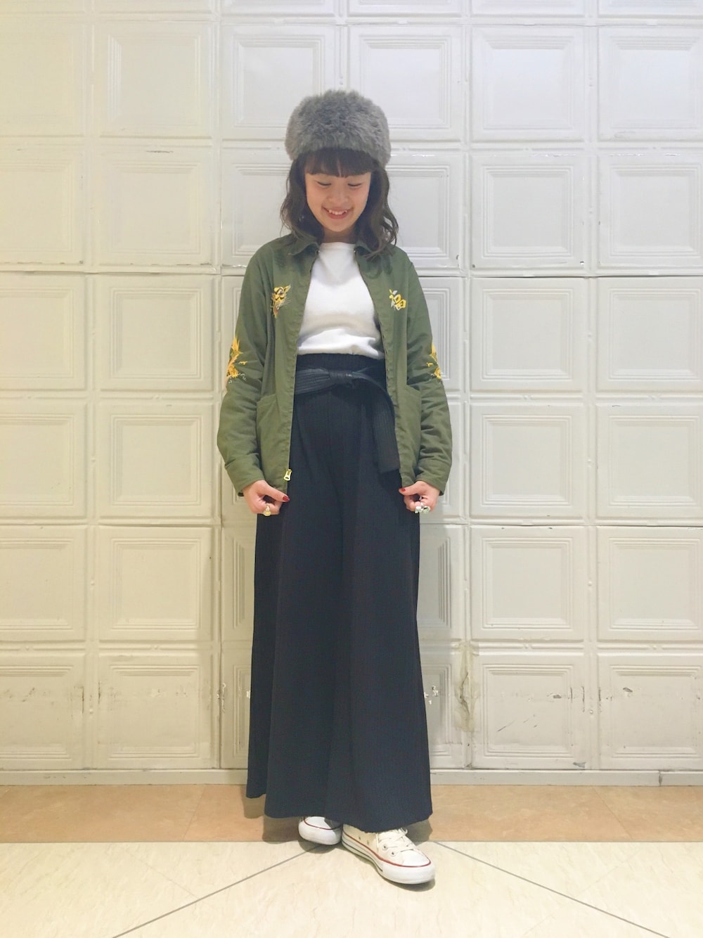 グリーン系のブルゾン、グリーン系のジャケット/アウター、ホワイト系のTシャツ/カットソーを着用したレディースの秋コーディネートの1枚目の写真