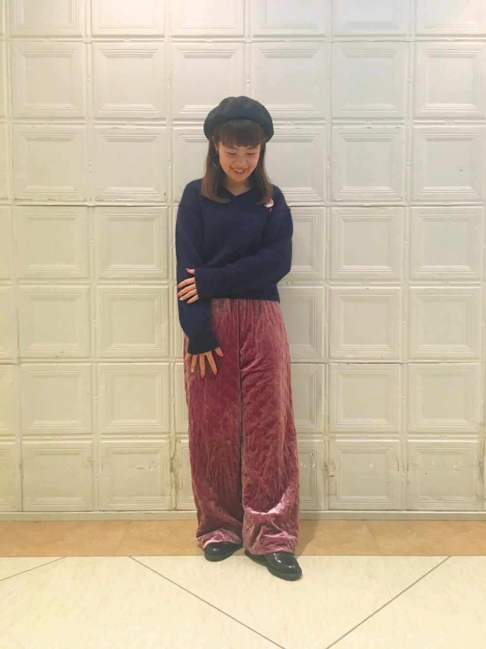 ブルー系のニット/セーター、ピンク系のその他パンツ、ブラック系のドレスシューズを着用したレディースの冬コーディネートの1枚目の写真
