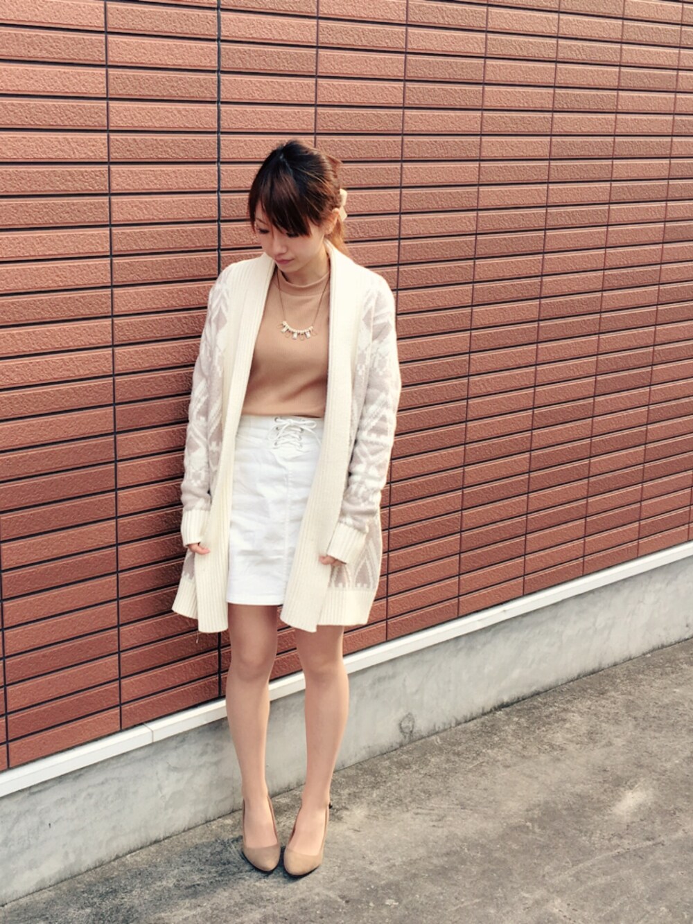 「ベージュ、ホワイト、タイトスカート、ハイネック、パンプス」｜「OLD NAVYのアイテム（カーディガン/ボレロ、ベージュ系）」を使った、yukiさん（レディース・161cm）の冬コーディネートの1枚目の写真
