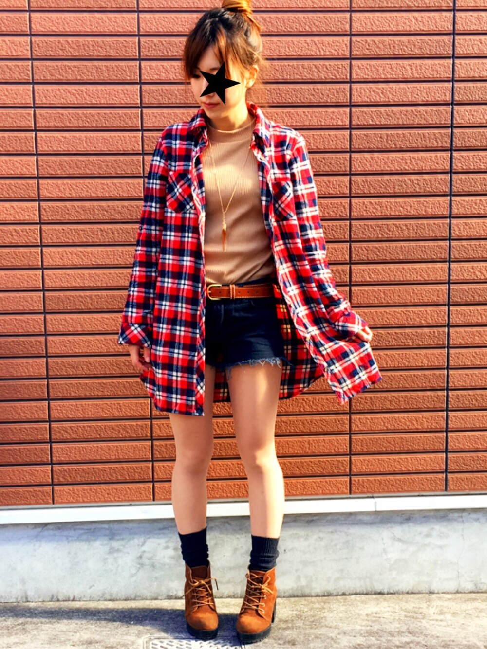 「ロングチェックシャツ、チェクシャツ、プチハイネック、ベージュ、ショートパンツ、あみあげブーツ」｜「しまむらのアイテム（シャツ/ブラウス、レッド系）」を使った、yukiさん（レディース・161cm）の冬コーディネートの1枚目の写真
