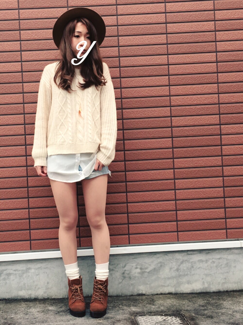 「カジュアル、outfit、ベージュ、ブラウン、ニット、ショートパンツ、くつした、ブーツ、ハット、シンプル」｜「SpRayのアイテム（ハット、ブラウン系）」を使った、yukiさん（レディース・161cm）の冬コーディネートの1枚目の写真