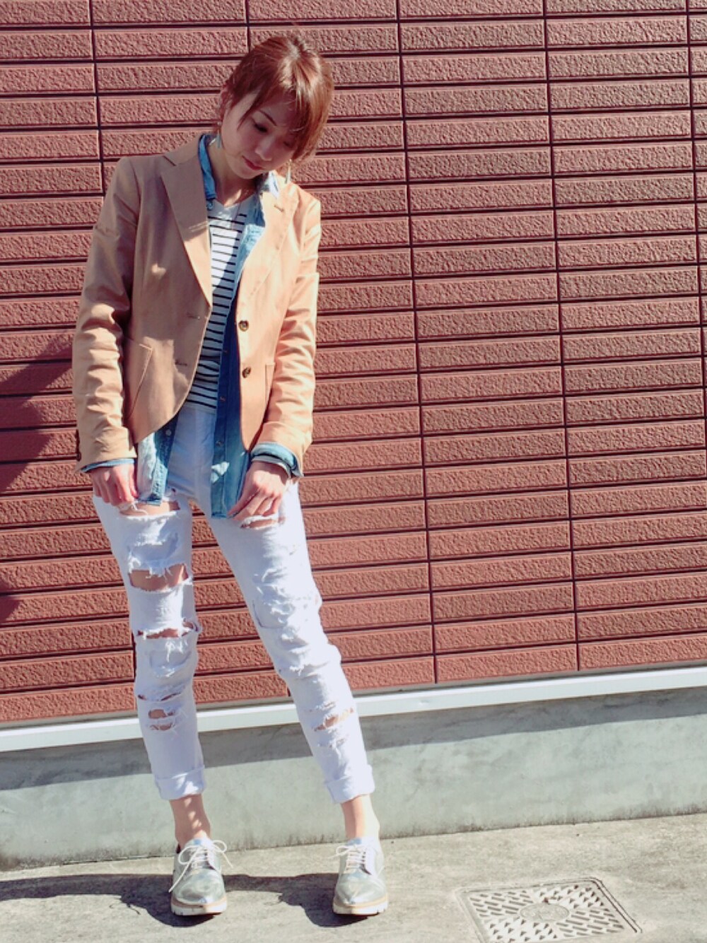 「休日スタイル、ootd、シルバーシューズ、ジャケット、デニムシャツ、ボーダー、ダメージパンツ、simple」｜「GUのアイテム（シャツ/ブラウス、ブルー系）」を使った、yukiさん（レディース・161cm）の冬コーディネートの1枚目の写真