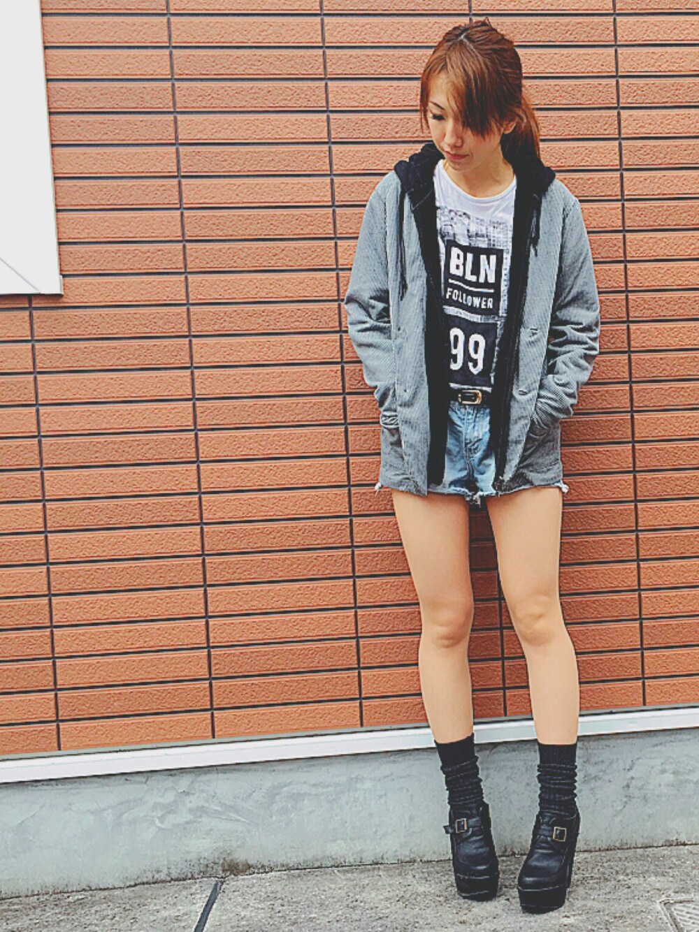 「デニムパンツ、シンプル、ジャケット、パーカー、ショートパンツ、ブーティ、ブーティ×靴下、ティーシャツ、デニム、ロゴT」｜「GUのアイテム（テーラードジャケット、グレー系）」を使った、yukiさん（レディース・161cm）の冬コーディネートの1枚目の写真
