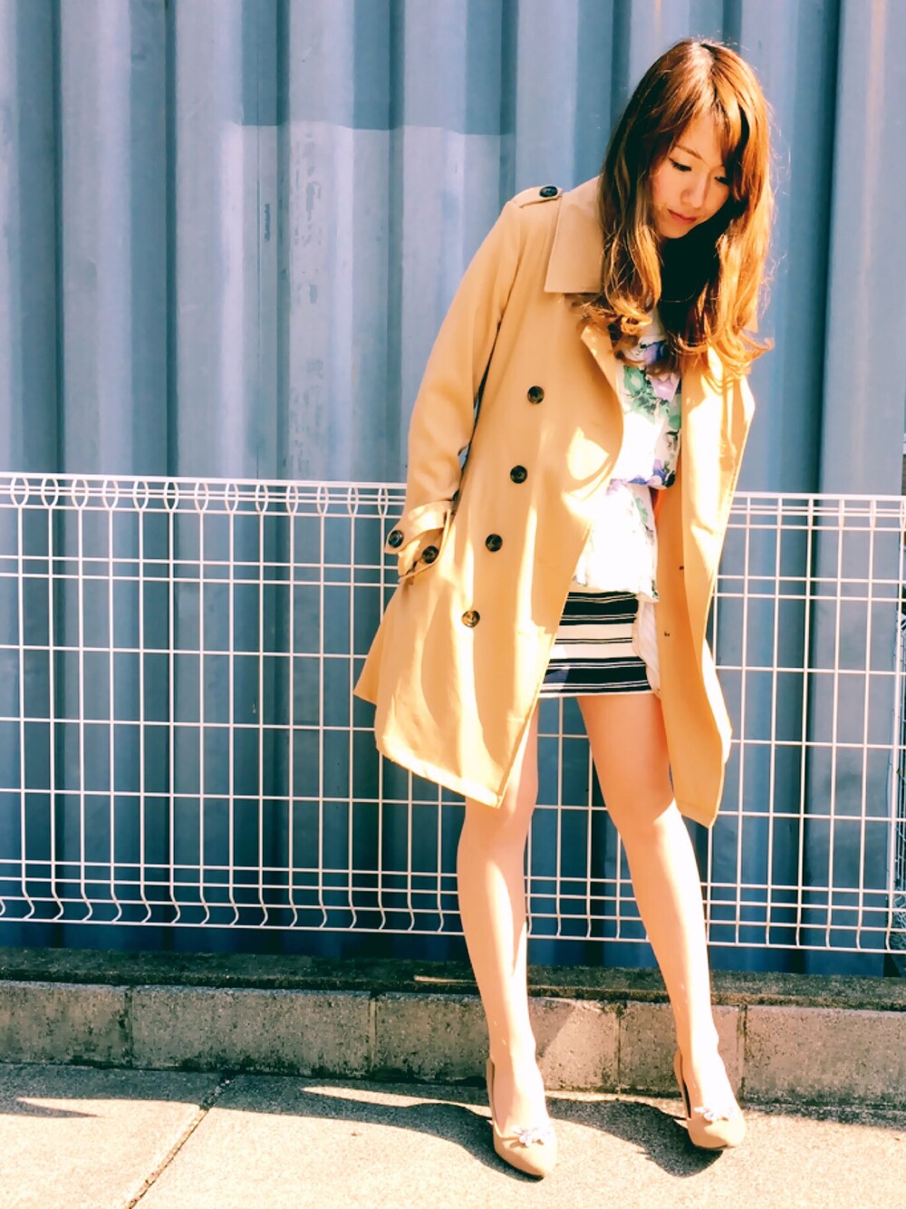 「春コーデ、トレンチコート、シンプル、タイトスカート、ボーダー、大人カジュアル、ホワイト、ベージュ、花柄、パンプス」｜「Re:EDITのアイテム（トレンチコート、ベージュ系）」を使った、yukiさん（レディース・161cm）の冬コーディネートの1枚目の写真