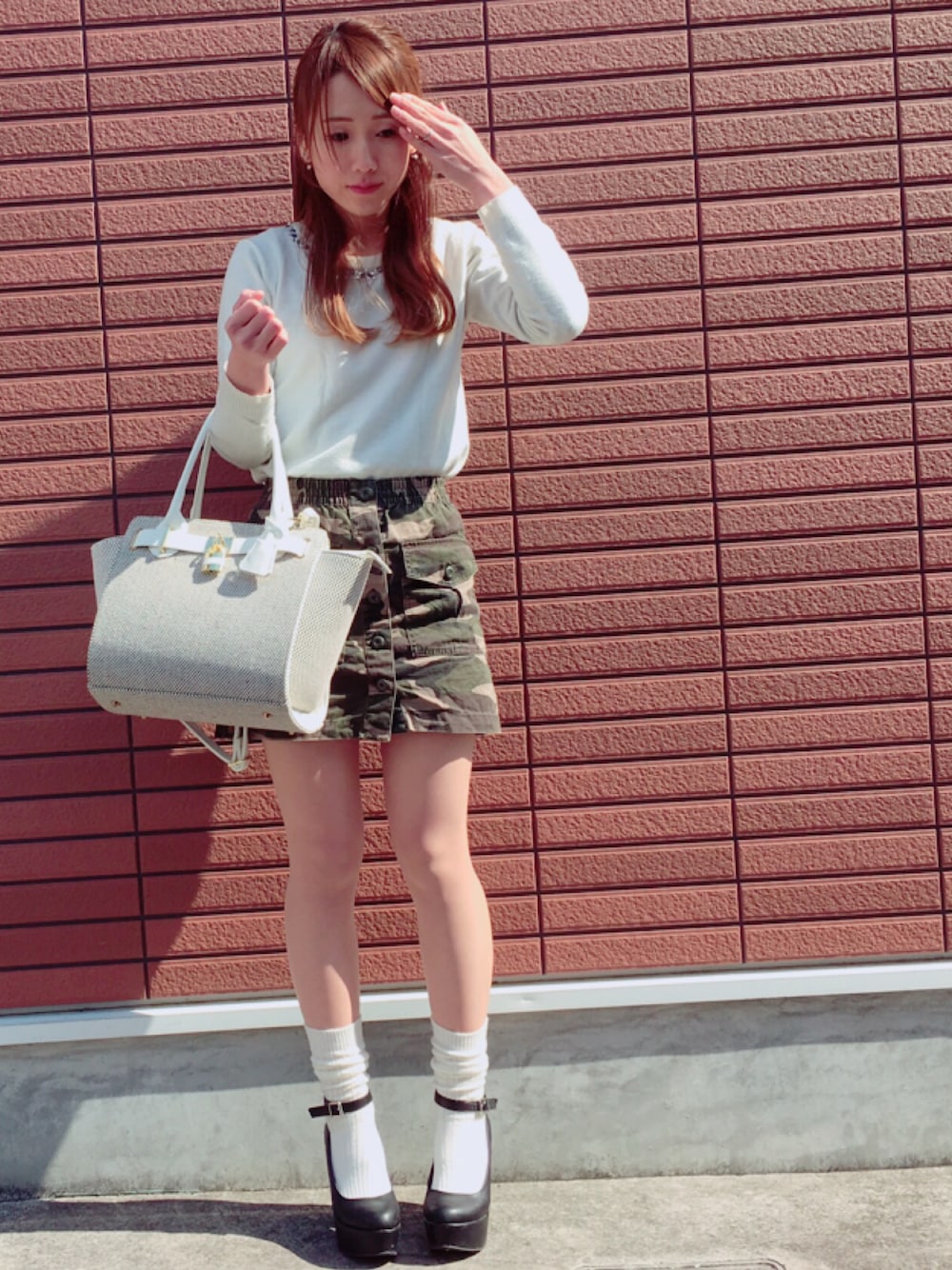 「シンプル、ootd、スカート、春、ニット、迷彩スカート、ミリタリー、パンプス×靴下、ハーフアップ、ホワイト」｜「しまむらのアイテム（ニット/セーター、ホワイト系）」を使った、yukiさん（レディース・161cm）の冬コーディネートの1枚目の写真