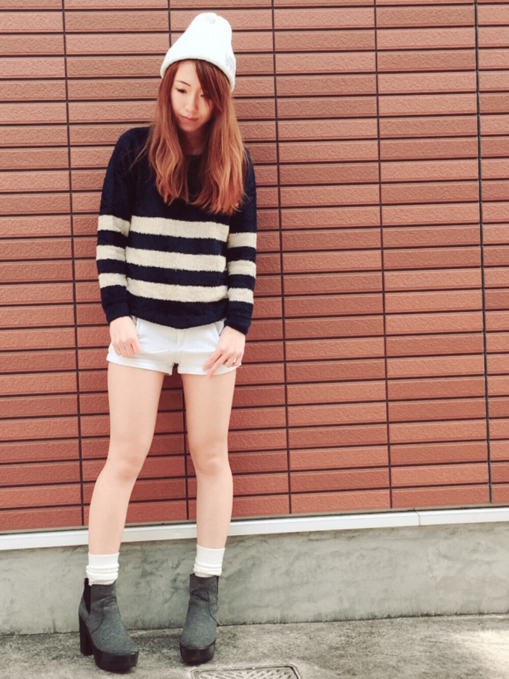 「ショートパンツ、ネイビー、ネイビー×ホワイト、ニット帽、ブーツ、サイドゴアブーツ、outfit、ホワイト、ootd、ボーダー」｜「しまむらのアイテム（ニット/セーター、ブルー系）」を使った、yukiさん（レディース・161cm）の春コーディネートの1枚目の写真