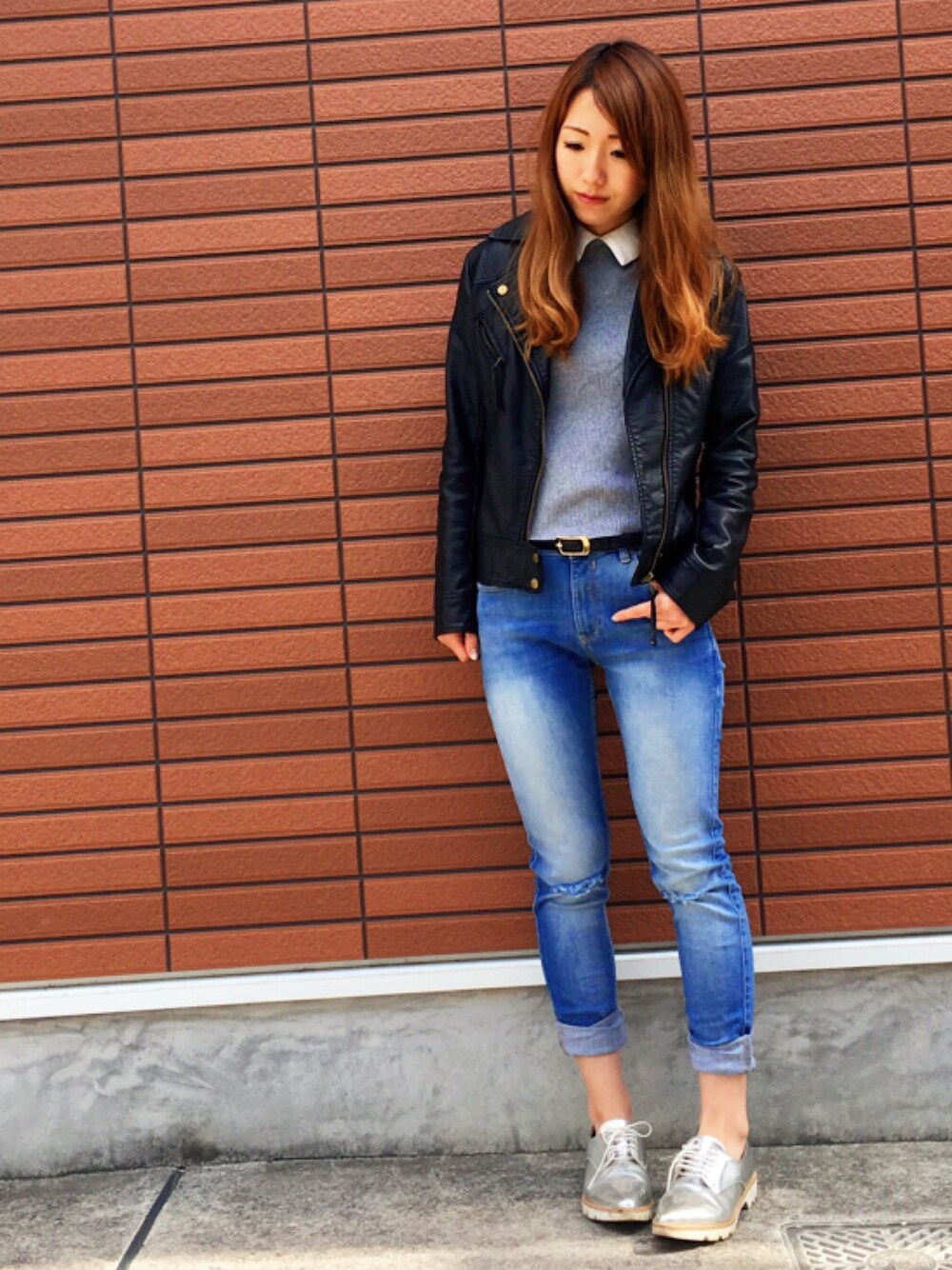 「春コーデ、シンプルコーデ、ootd、デニムパンツ、シルバーシューズ、ライダース、えりつき、ニット、fashion、outfit」｜「Bershkaのアイテム（デニムパンツ、ブルー系）」を使った、yukiさん（レディース・161cm）の春コーディネートの1枚目の写真