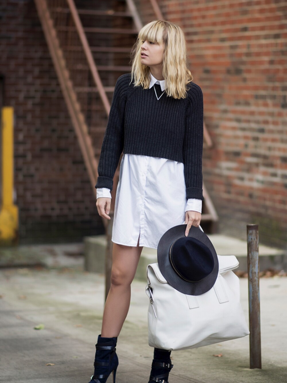 「GuessのGuess Parley Pointed-Toe Buckle Booties（ブーティ、ブルー系）」を使った、LisaDenglerさん（レディース・168cm）の秋コーディネートの1枚目の写真