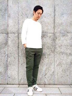 「ADAM ET ROPE'（アダムエロペ）のコットンスラブクルーネック　ハーフスリーブ（Tシャツ/カットソー、ホワイト系）」を使った、Shinya Ishikawaさん（メンズ・181cm）の春コーディネート