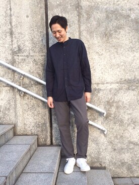 「ADAM ET ROPE'（アダムエロペ）のパナマ　オーバーダイ　バンドカラー（シャツ/ブラウス、ブルー系）」を使った、Shinya Ishikawaさん（メンズ・181cm）の春コーディネート