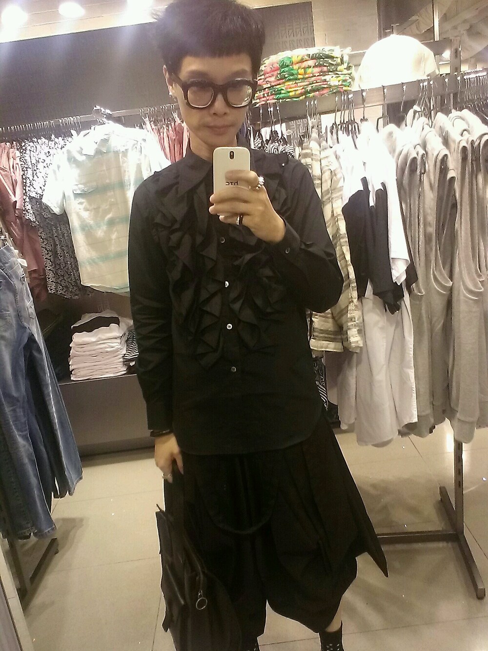 「black、COMME des GARCONS、des_sert、Wagamamaplayground、causal、HK design、local design、Tote bag 、KUBORAUM、UNDERGROUND」｜「COMME des GARCONSのアイテム（Tシャツ/カットソー、ブラック系）」を使った、Wayneさん（メンズ・178cm）の春コーディネートの1枚目の写真
