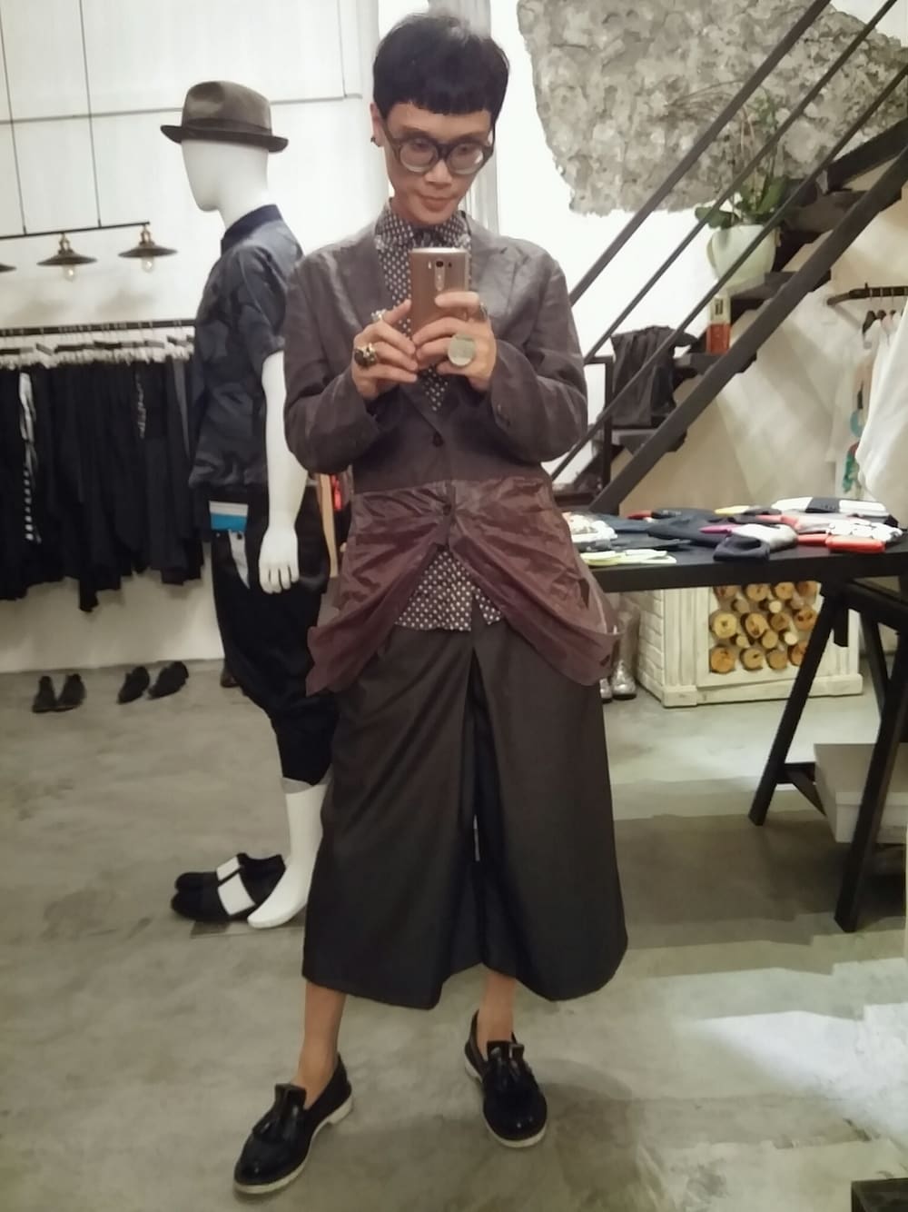 「grey、local design、hkboy、des'sert、Wagamamaplayground、dot、polka、KUBORAUM、lokae、lofer」｜「des'sert@wagamamaplaygroundのアイテム（パンツ、グレー系）」を使った、Wayneさん（メンズ・178cm）の夏コーディネートの1枚目の写真