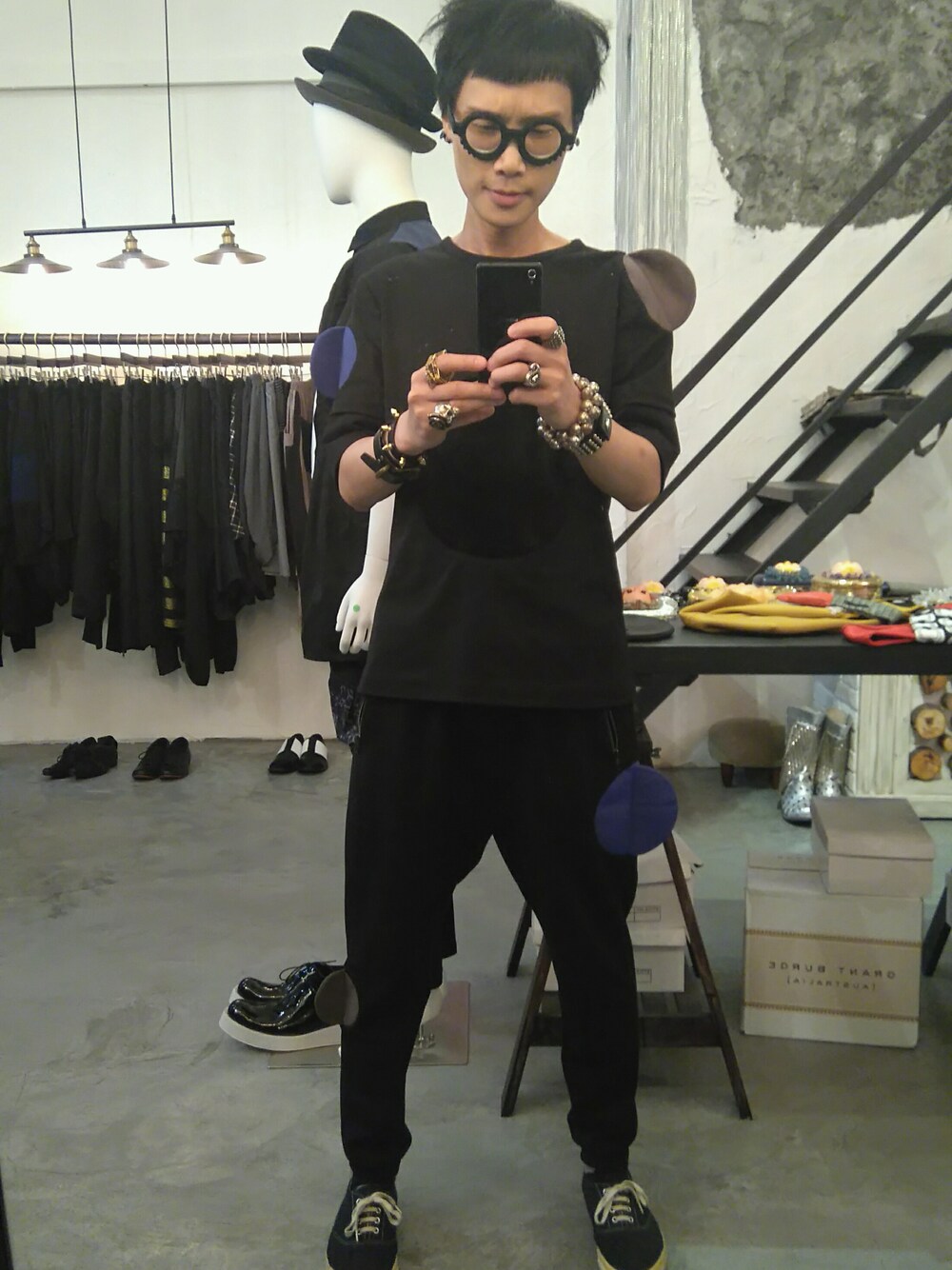 「ootd、hkboy、polka dot、black、dot、CITYBOY 、KUBORAUM、Wagamamaplayground、local design、HK design」｜「Wagamamaplaygroundのアイテム（トップス、ブラック系）」を使った、Wayneさん（メンズ・178cm）の秋コーディネートの1枚目の写真