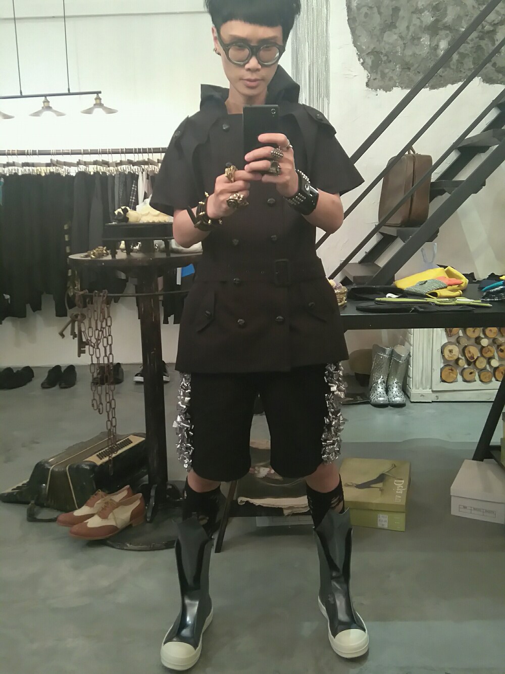 「hkboy、eyewear、ootd、COMME des GARCONS、black、RICK OWENS、Wagamamaplayground、boots、jacket 」｜「Wagamamaplaygroundのアイテム（フォーマルスーツ/小物、ブラック系）」を使った、Wayneさん（メンズ・178cm）の秋コーディネートの1枚目の写真