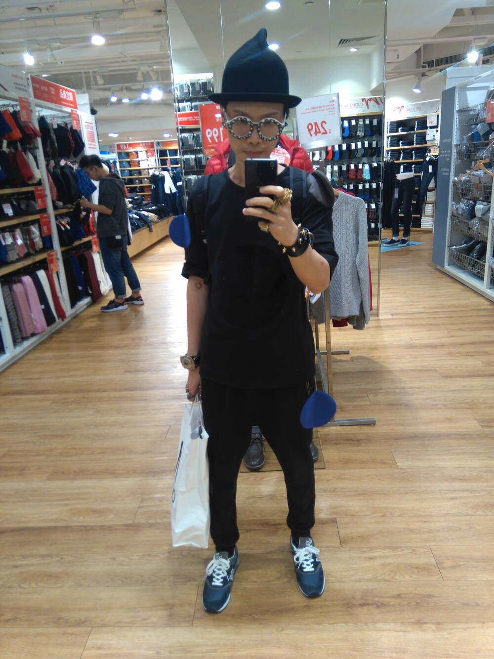 ブラック系のパーカー、ブラック系のその他パンツ、ブルー系のスニーカーを着用したメンズの冬コーディネートの1枚目の写真