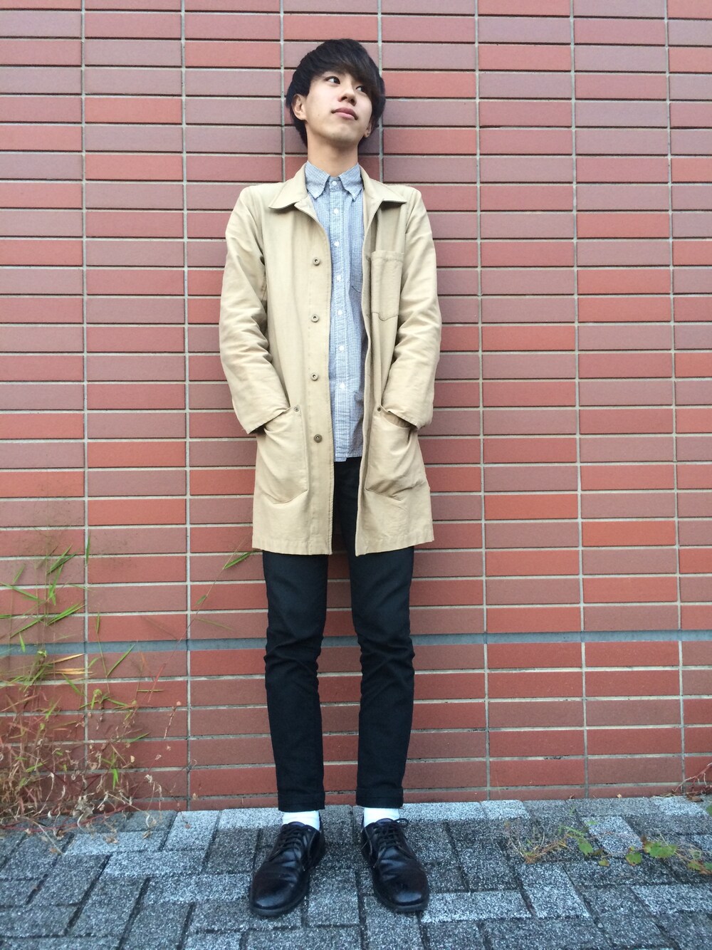 グレー系のシャツ/ブラウス、ブラック系のアナログ腕時計を着用したメンズの秋コーディネートの1枚目の写真