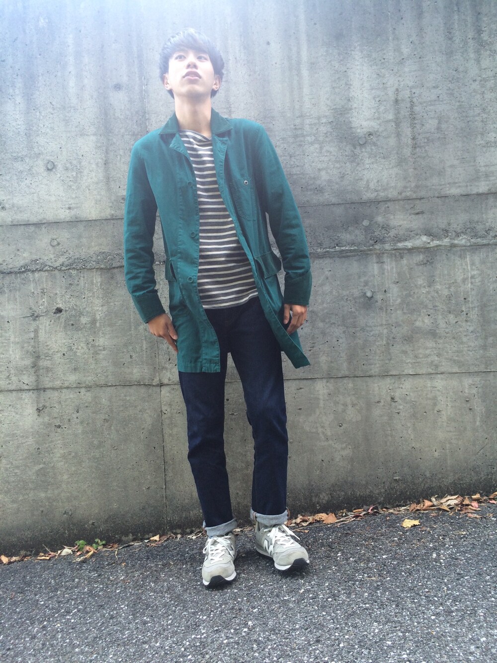 グレー系のTシャツ/カットソー、ブルー系のデニムパンツ、グレー系のスニーカーを着用したメンズの秋コーディネートの1枚目の写真