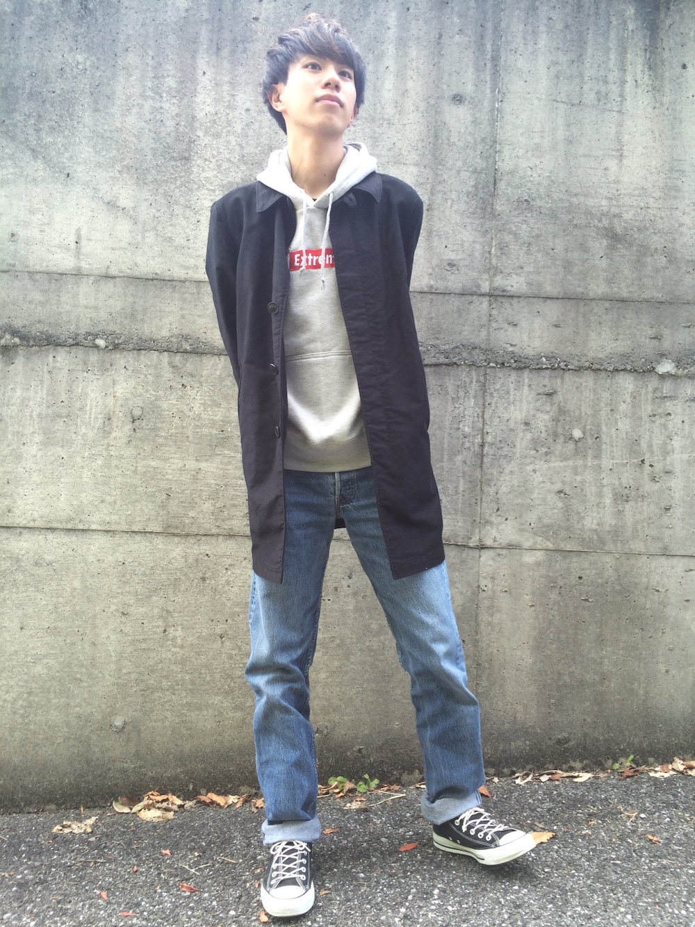 「united arrows、TIMEX、Levi's、converse」｜「UNITED ARROWS BLUE LABELのアイテム（ステンカラーコート、ブラック系）」を使った、アヤトさん（メンズ・173cm）の秋コーディネートの1枚目の写真