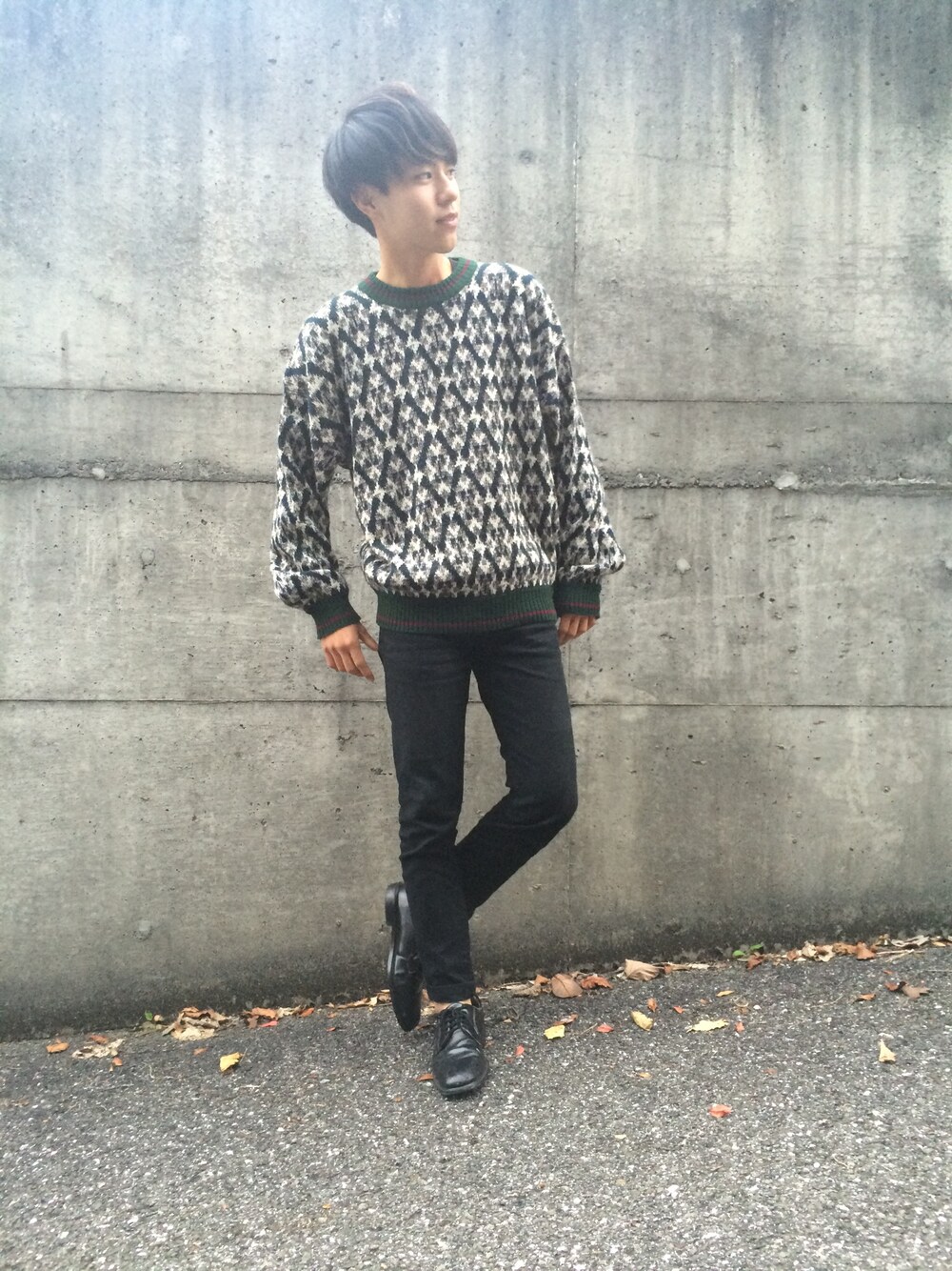 ブラック系のアナログ腕時計を着用したメンズの秋コーディネートの1枚目の写真