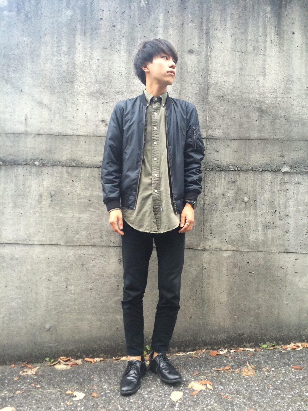 グリーン系のシャツ/ブラウス、ブルー系のミリタリージャケット、ブラック系のアナログ腕時計を着用したメンズの秋コーディネートの1枚目の写真