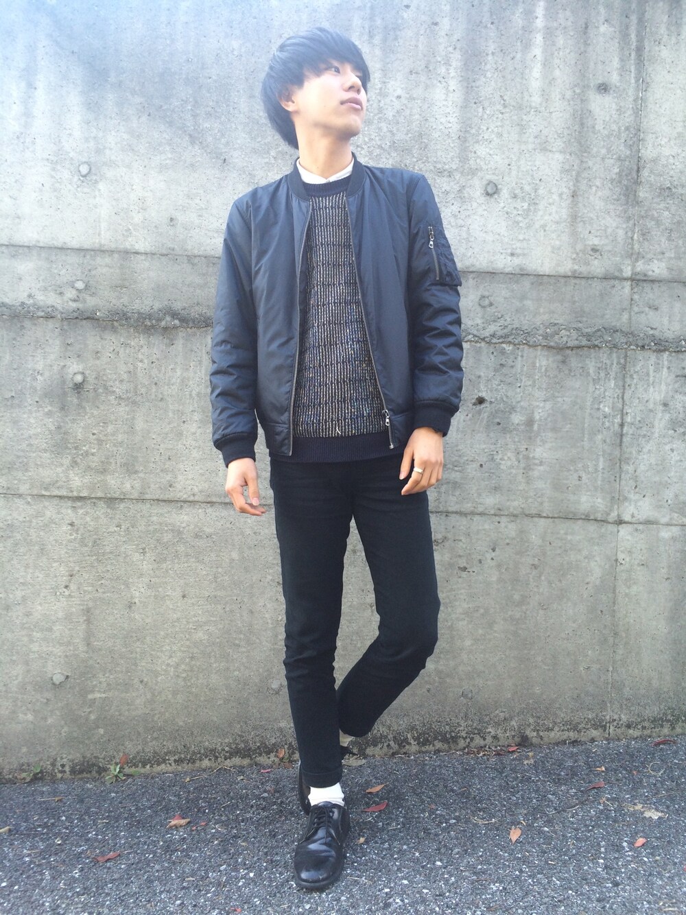 ブルー系のニット/セーター、ブルー系のミリタリージャケット、ブラック系のアナログ腕時計を着用したメンズの冬コーディネートの1枚目の写真