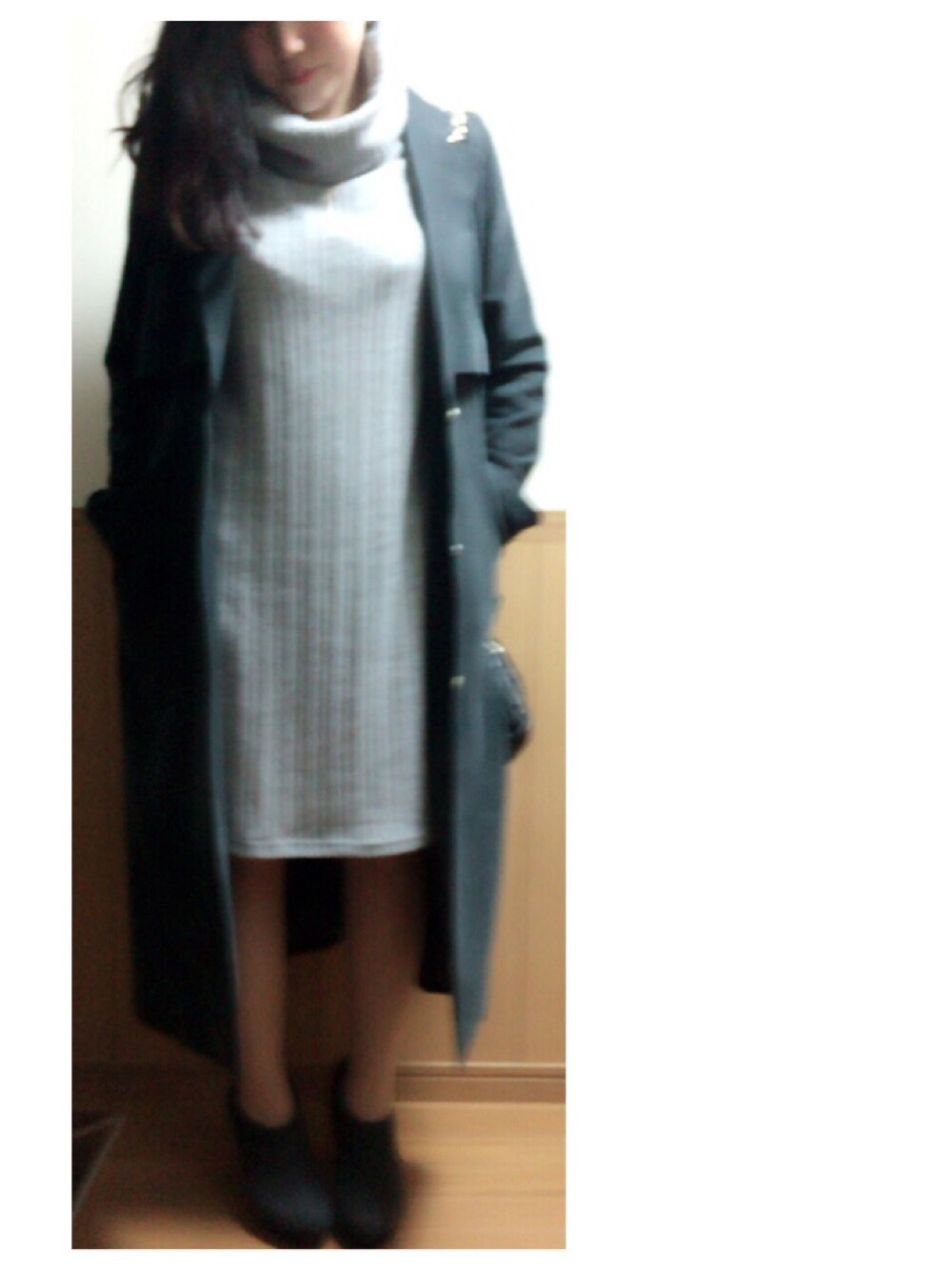 「FOREVER 21、H&M、GYDA、MONKI、ニット、ニットワンピース、タートルネック、ロング丈」｜「H&Mのアイテム（ピアス（両耳用）、ブラック系）」を使った、Yuriさん（レディース・153cm）の秋コーディネートの1枚目の写真
