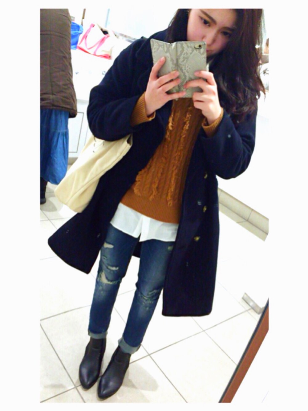 「ootd、Ungrid、LOWRYS FARM、TOMMY、TOMMY HILFIGER、ZARA、チェスターコート」｜「Ungridのアイテム（チェスターコート、ブルー系）」を使った、Yuriさん（レディース・153cm）の冬コーディネートの1枚目の写真