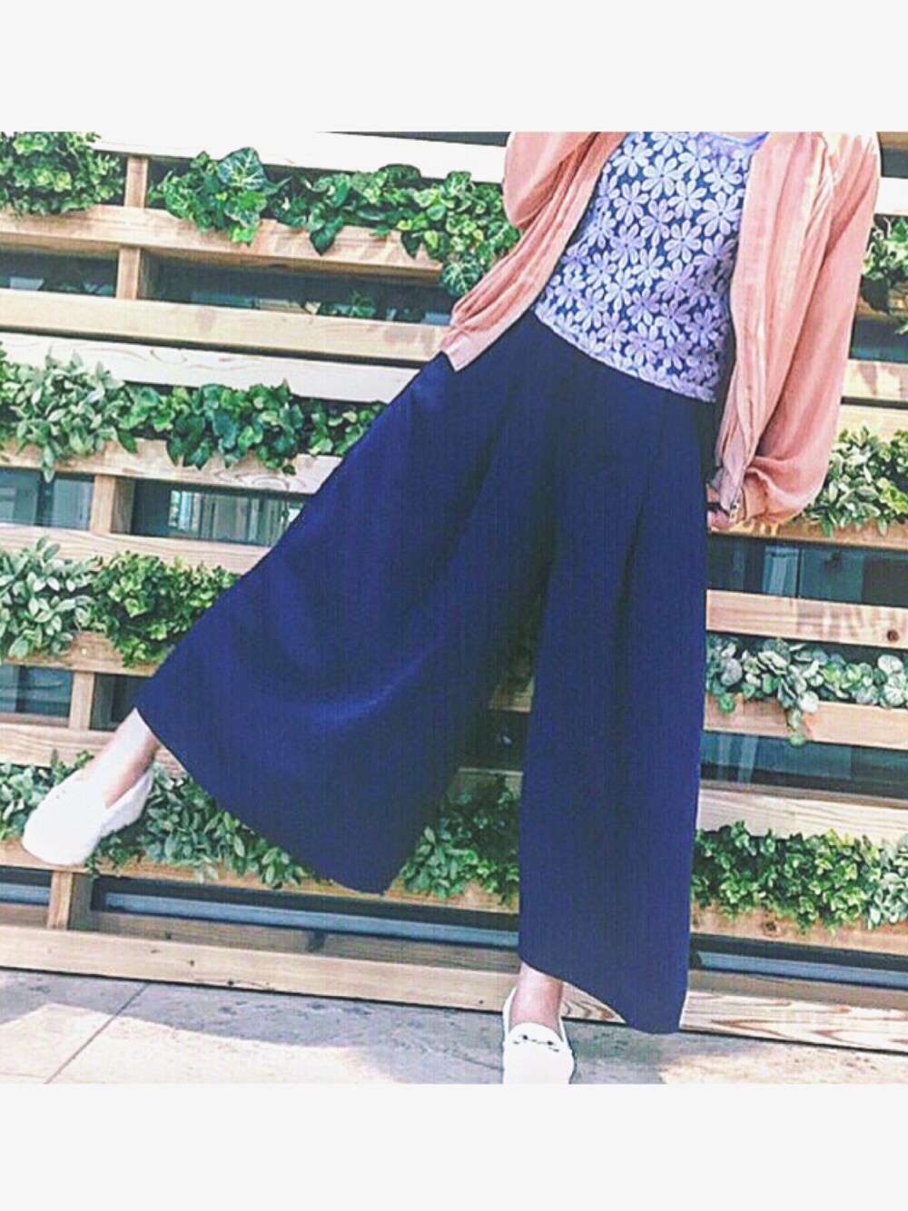 「花柄、ガウチョ、春、休日スタイル、ラフ」｜「EMODAのアイテム（タンクトップ、ブルー系）」を使った、Yuriさん（レディース・153cm）の夏コーディネートの1枚目の写真