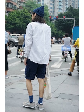 「KAWSのアイテム（バッグ）」を使った、陈百万さん（メンズ・175cm）の春コーディネート