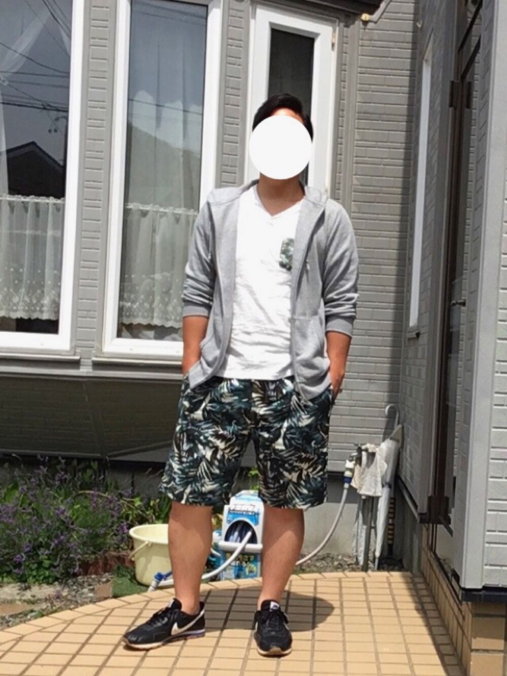 グレー系のパーカー、ホワイト系のTシャツ/カットソー、ホワイト系のその他パンツを着用したメンズの夏コーディネートの1枚目の写真