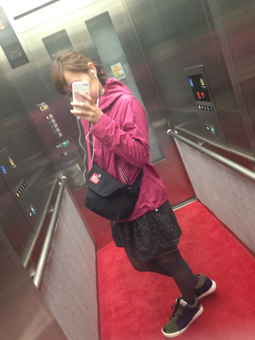 グリーン系のスニーカー、ブラック系のメッセンジャーバッグ、ピンク系のジャケット/アウターを着用したレディースの秋コーディネートの1枚目の写真