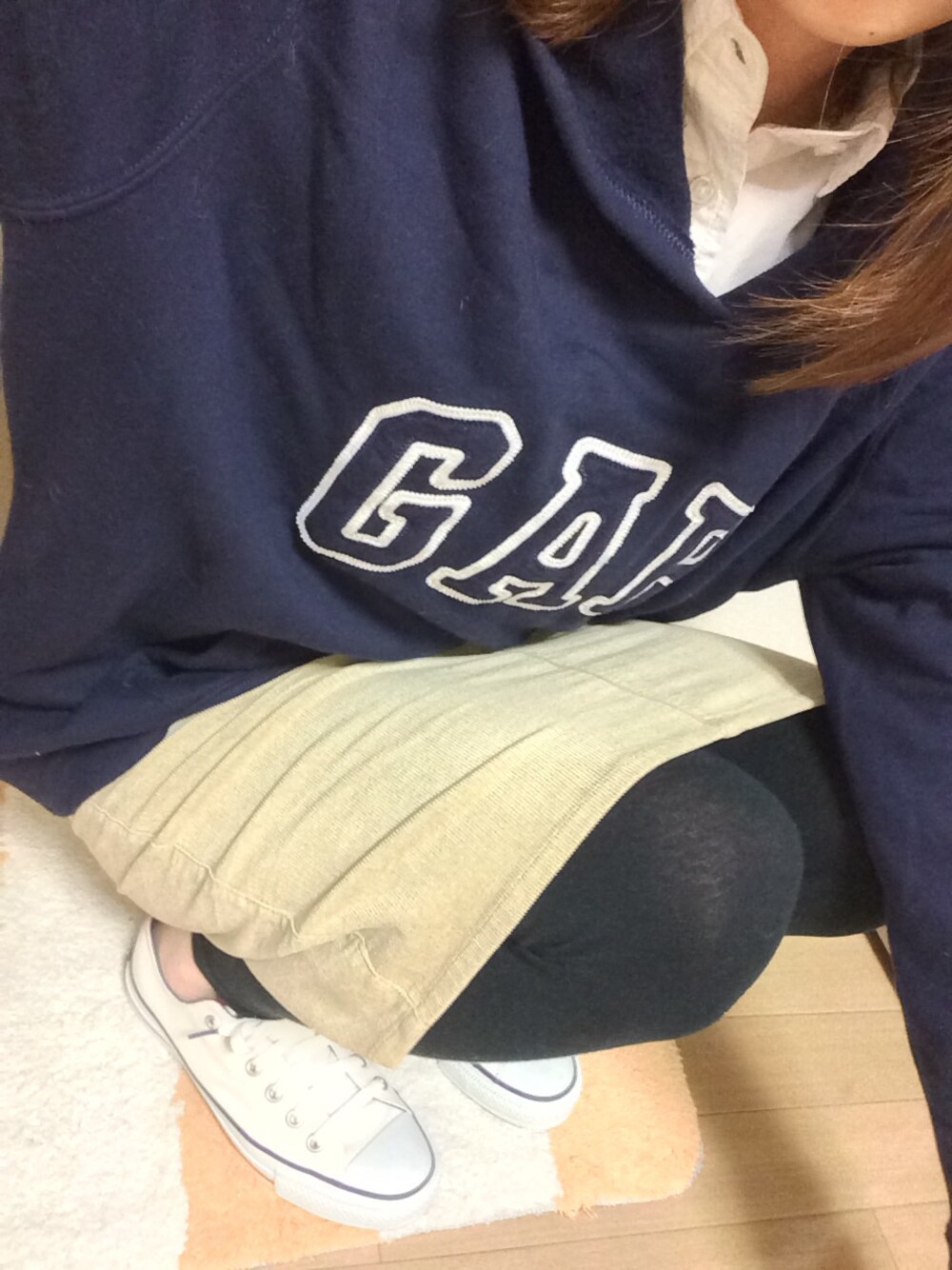 「GAP、レギンス、タイトスカート、白襟、白スニーカー、スカート×スニーカー」｜「GUのアイテム（スカート、ベージュ系）」を使った、h a r u ＊ m o nさん（レディース・163cm）の秋コーディネートの1枚目の写真