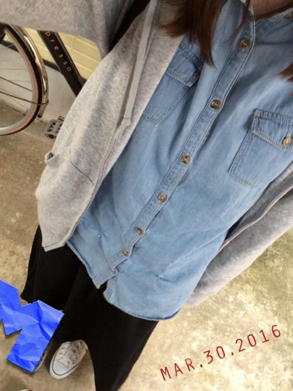 「パーカー、シンプルコーデ、ラフ、デニムシャツ、スニーカー、リュック、ママコーデ、マキシスカート、ロングスカート」｜「UNIQLOのMEN ライトウエイトフルジップパーカ（長袖）（パーカー、グレー系）」を使った、h a r u ＊ m o nさん（レディース・163cm）の春コーディネートの1枚目の写真