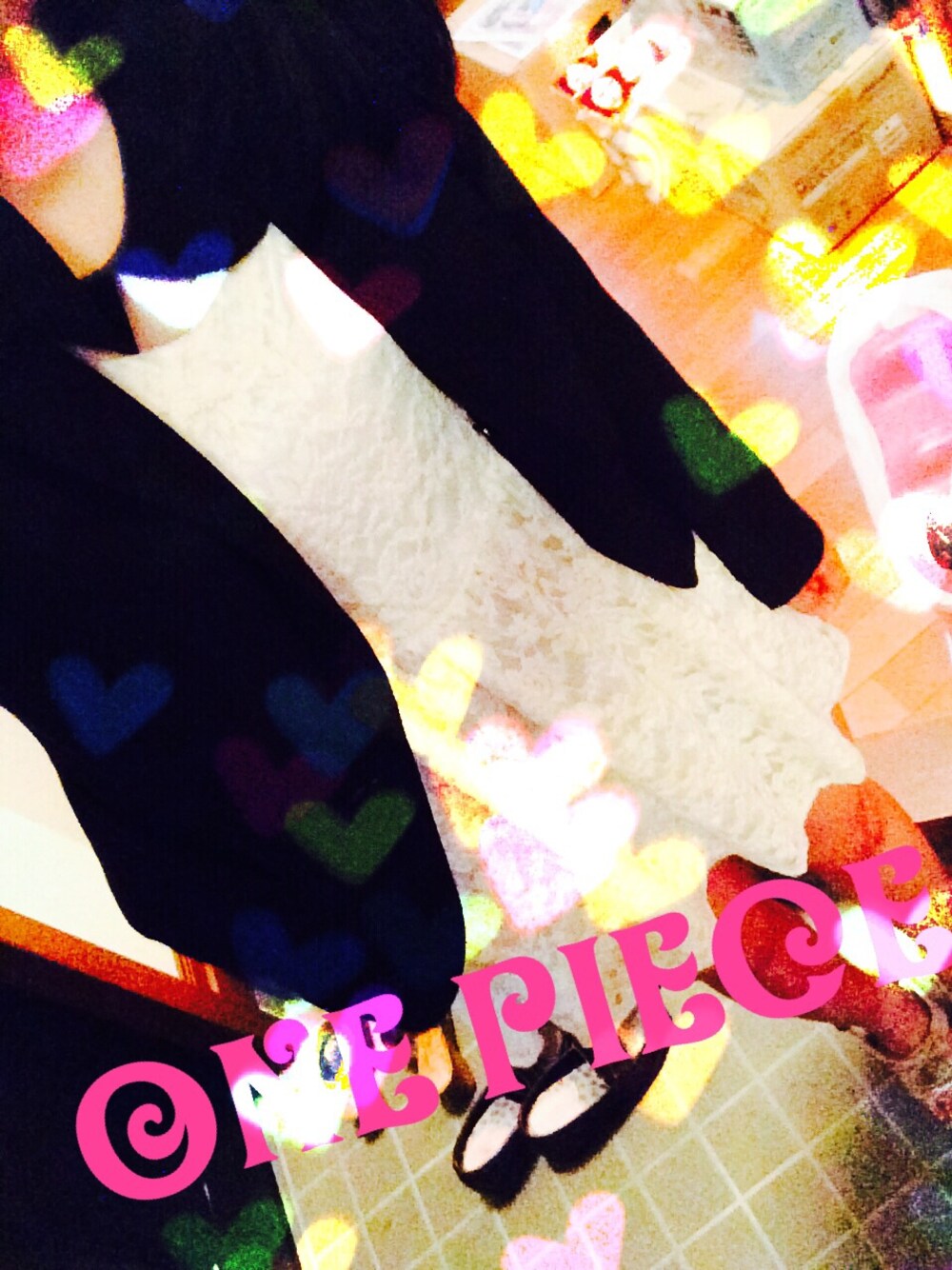 ホワイト系のチュニックを着用したレディースの夏コーディネートの1枚目の写真