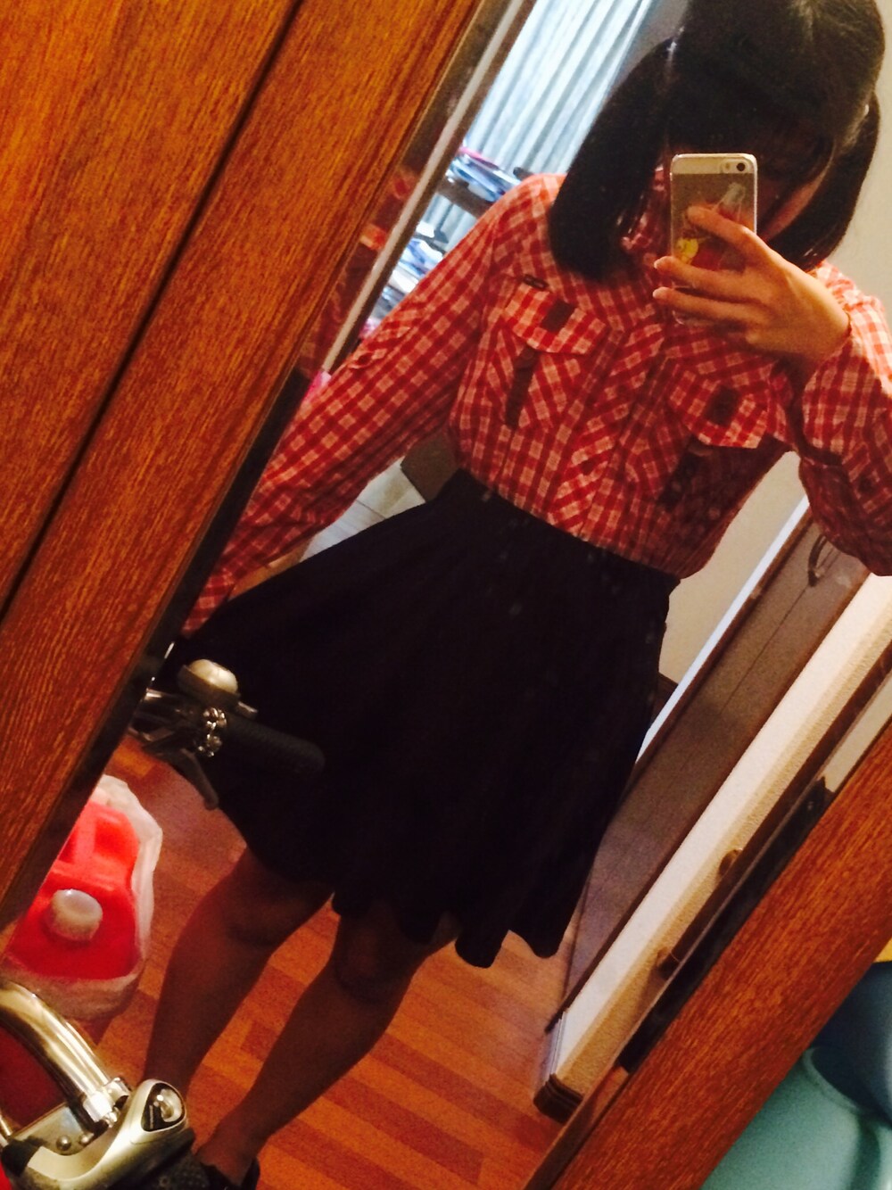 レッド系のシャツ/ブラウスを着用したレディースの秋コーディネートの1枚目の写真