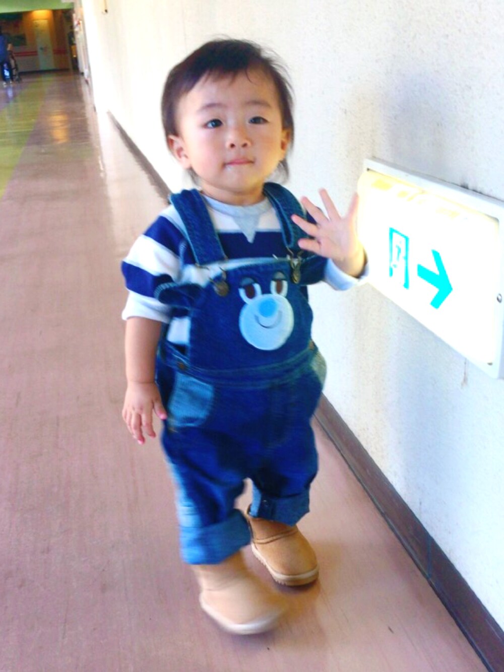 「病院コーデ、一歳の男の子」｜「ANAPのアイテム（つなぎ/オールインワン、ブルー系）」を使った、yukikongさん（キッズ・90cm）の秋コーディネートの1枚目の写真