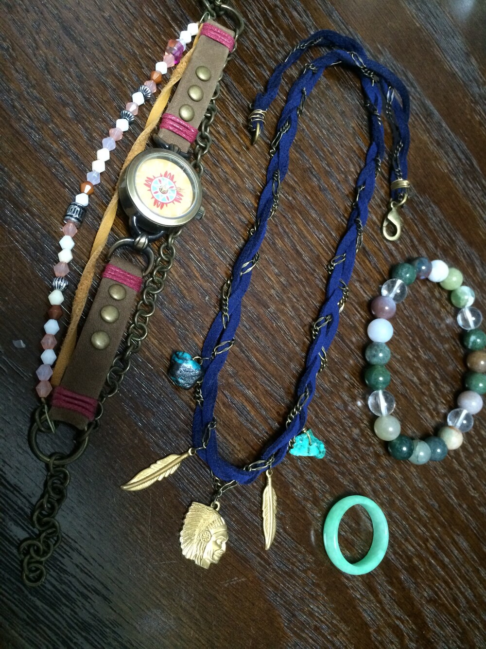 ブラウン系のアナログ腕時計を着用したメンズの夏コーディネートの1枚目の写真