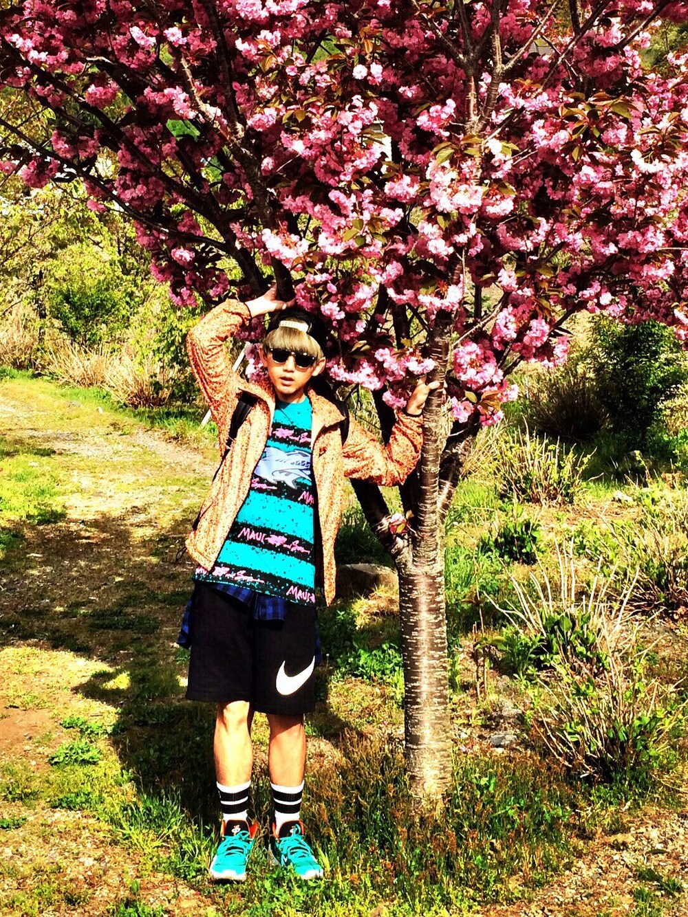「Taiwan、street、旅行、NIKE、blue、WEARBOOKエントリー、sporty、Japan、TOKYO、colorful」｜「NIKEの滿版尼龍風衣外套（ナイロンジャケット、オレンジ系）」を使った、Gorbinzsheさん（メンズ・170cm）の秋コーディネートの1枚目の写真