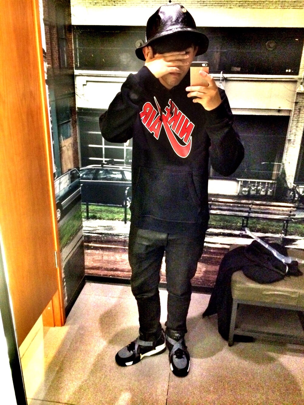 「black、simple、casual、sporty、SPORTS MIX、NIKE、TAIPEI、Taiwan」｜「NIKEのアイテム（パーカー、ブラック系）」を使った、Gorbinzsheさん（メンズ・170cm）の秋コーディネートの1枚目の写真