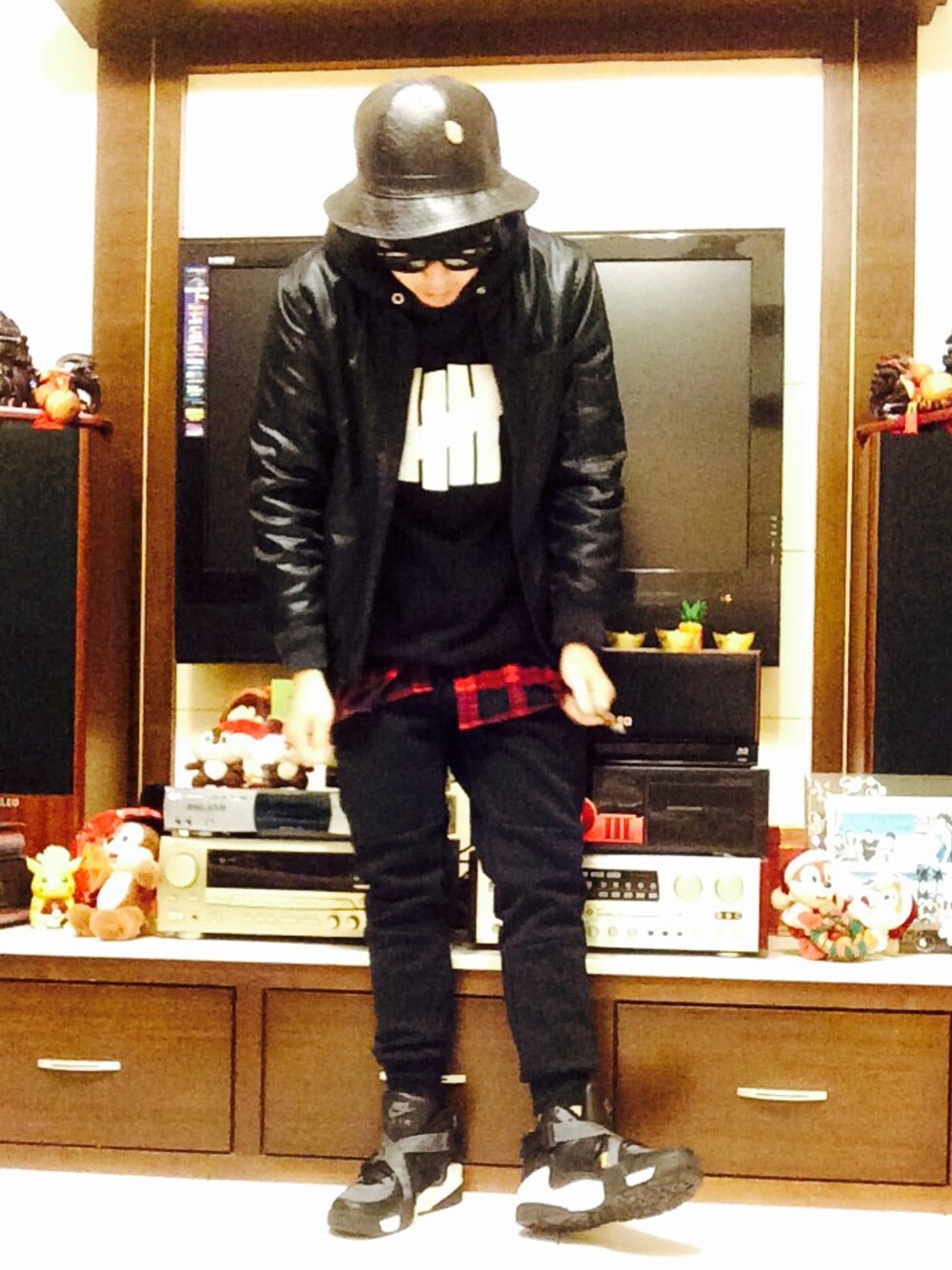 「street、sporty、SPORTS MIX、black、casual、streetfashion、Taiwan、TAIPEI、hat」｜「UNDEFEATED のアイテム（パーカー、ブラック系）」を使った、Gorbinzsheさん（メンズ・170cm）の秋コーディネートの1枚目の写真