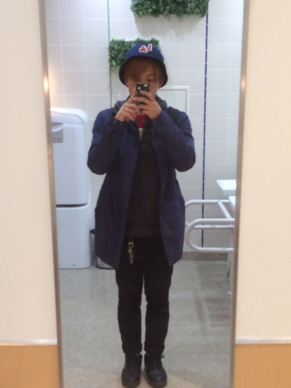 「TOPMANのショップコート（トレンチコート、ブルー系）」を使った、かずきさん（メンズ・174cm）の春コーディネートの1枚目の写真