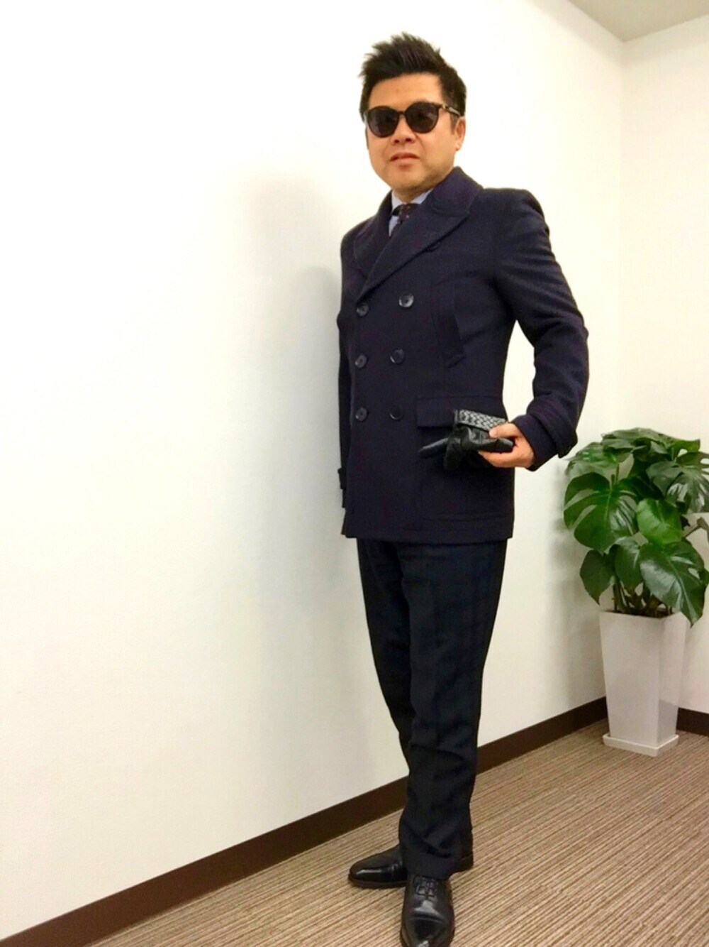 ブルー系のピーコート、ブラック系のドレスシューズ、ブラック系のセットアップを着用したメンズの冬コーディネートの1枚目の写真