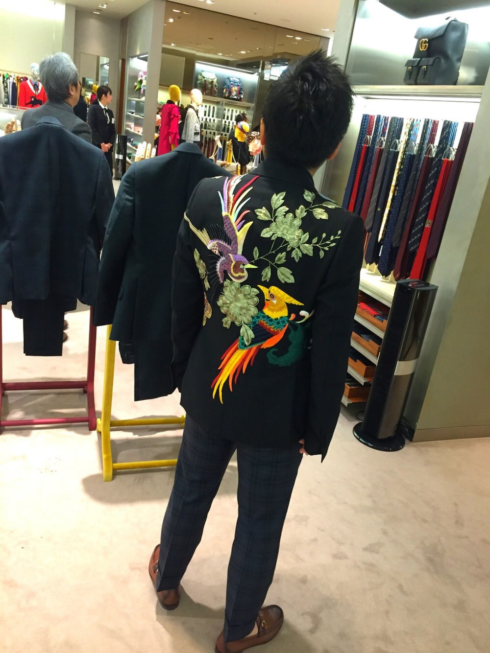 「黒、テーラードジャケット、エンブロイダリー、試着、モード」｜「GUCCIのアイテム（テーラードジャケット、ブラック系）」を使った、だいざえもんさん（メンズ・166cm）の秋コーディネートの1枚目の写真